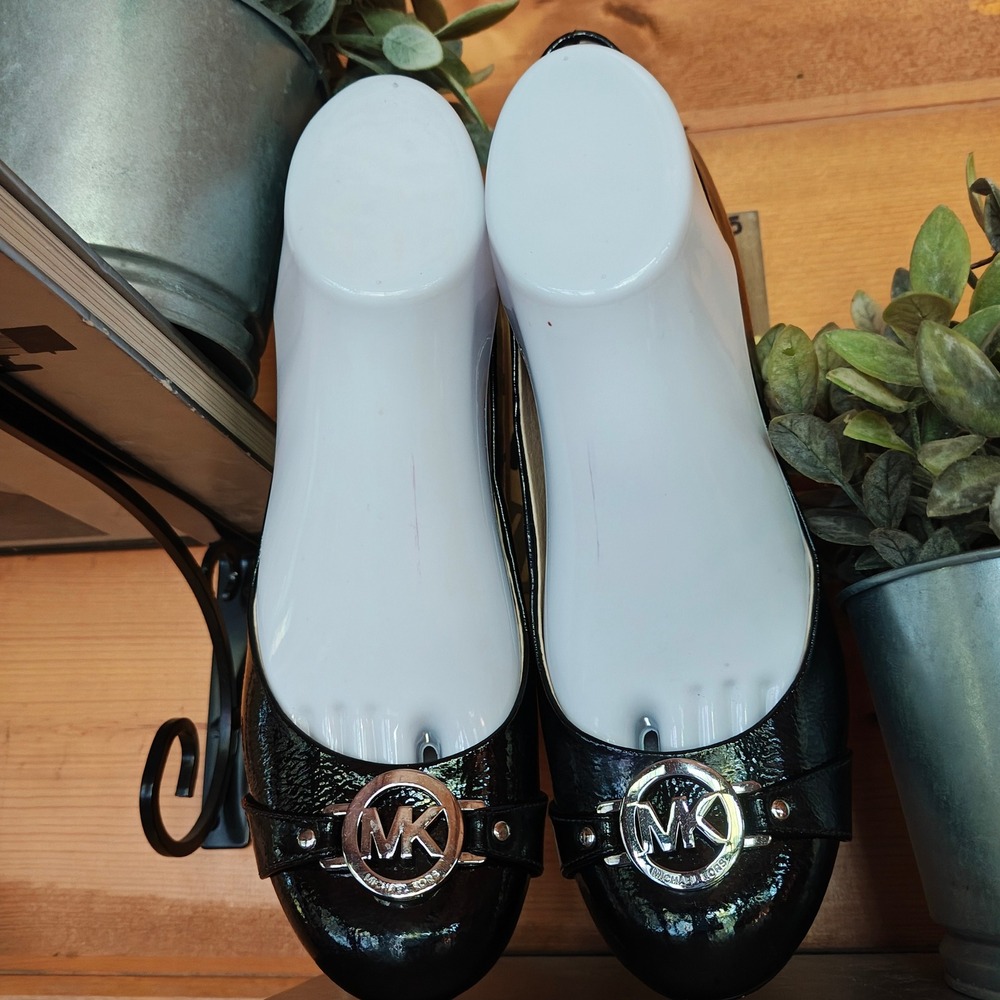 Michael Kors Black Crinkle Patent Leather Mid Classic Pumps Gold Logo Heels 6.5M - Picture 6 of 11